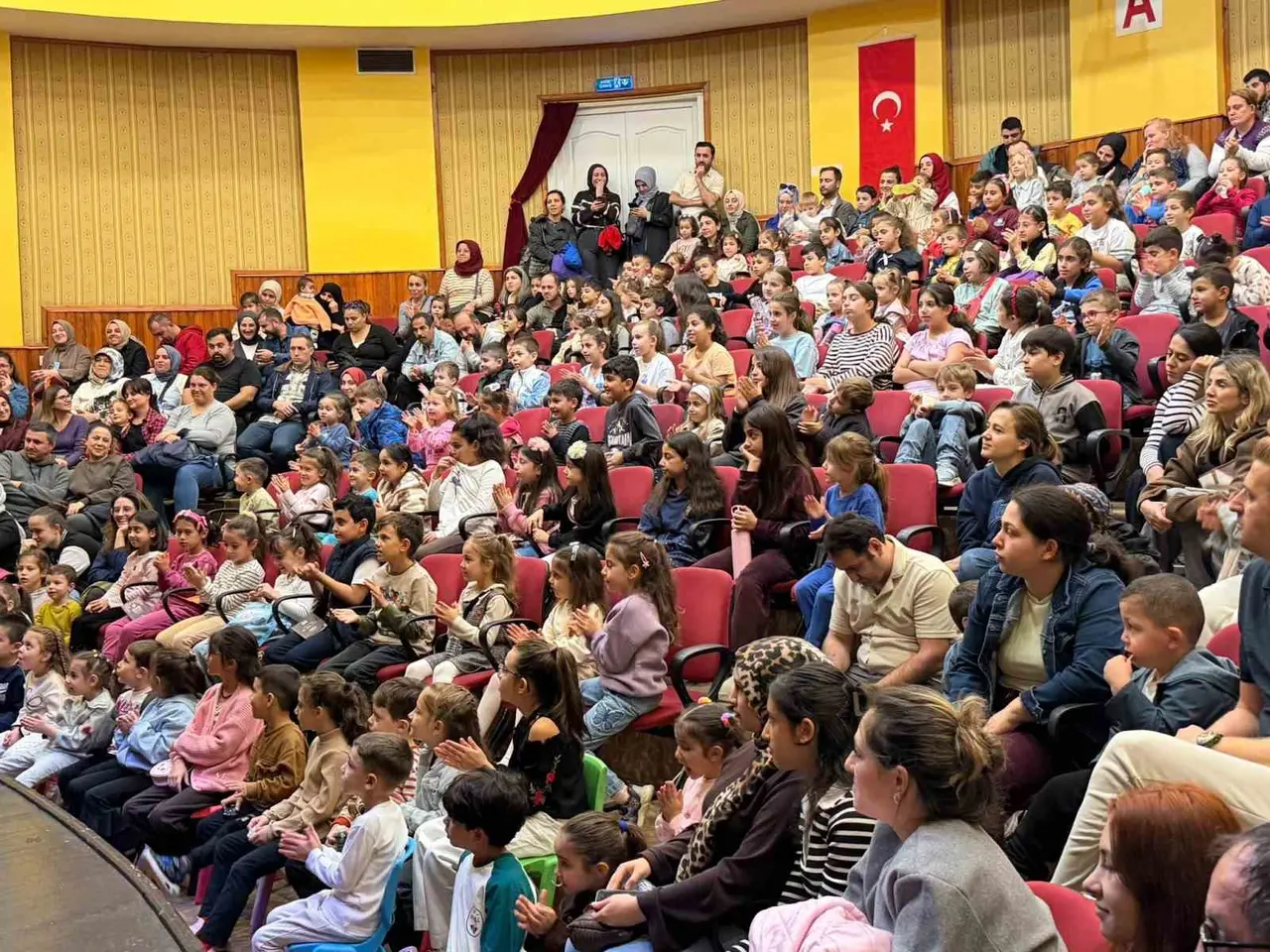 Yıldırımlı çocukların tiyatro keyfi