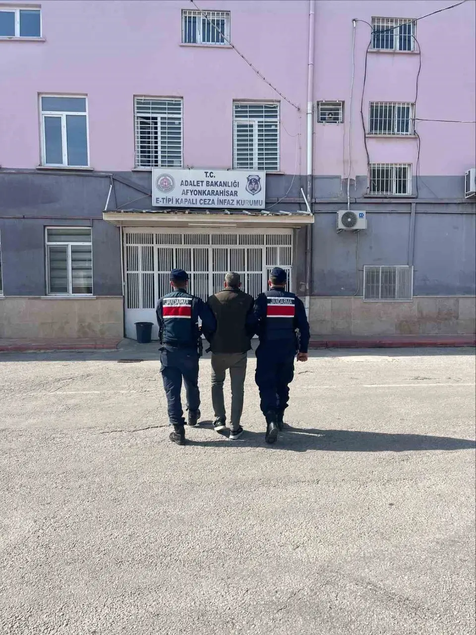 Jandarma çeşitli suçlardan aranan 66 kişiyi yakaladı