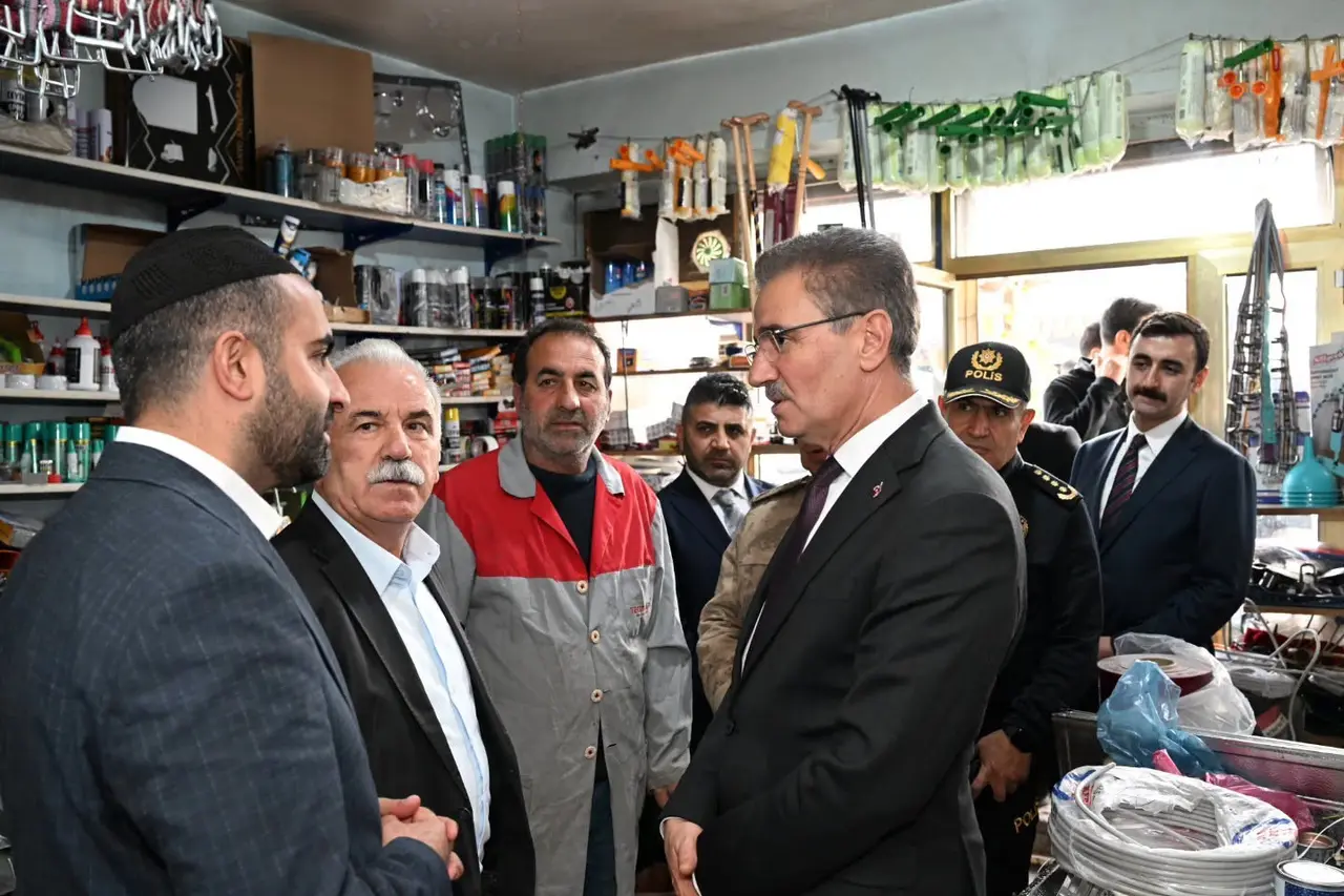 Vali Baruş Karayazı’da esnafla buluştu