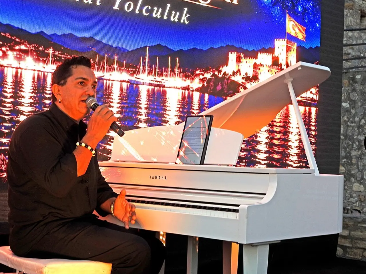 Mustafa Boran Durgun, Çeşme’de bestelediği eserlerini Çeşme Kalesi’nde seslendirdi