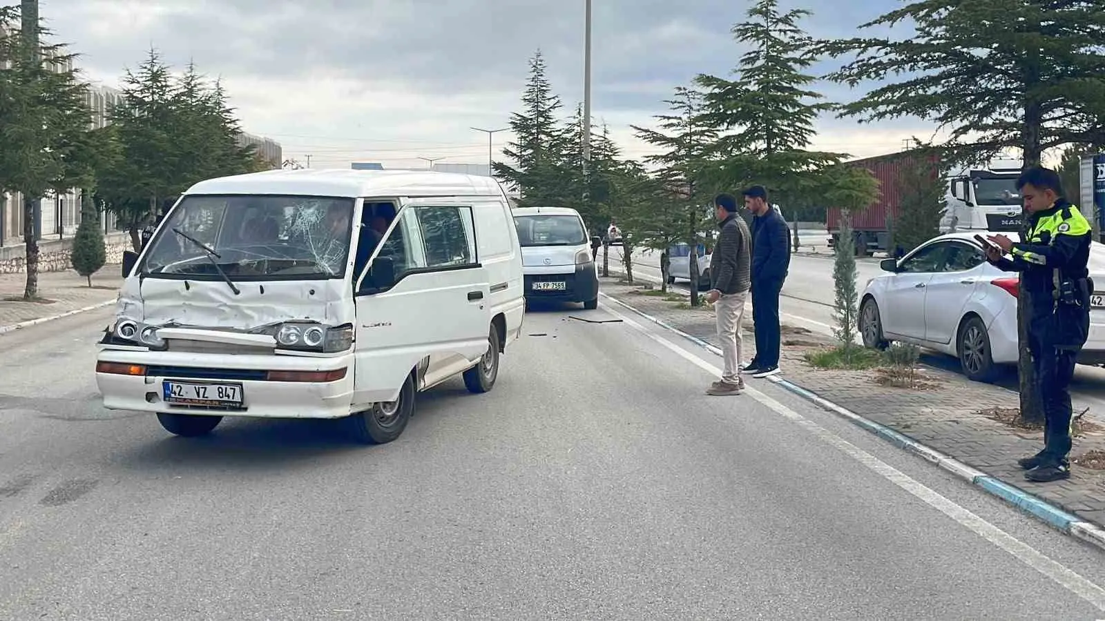 Karaman’da panelvan traktör römorkuna arkadan çarptı: 1 yaralı