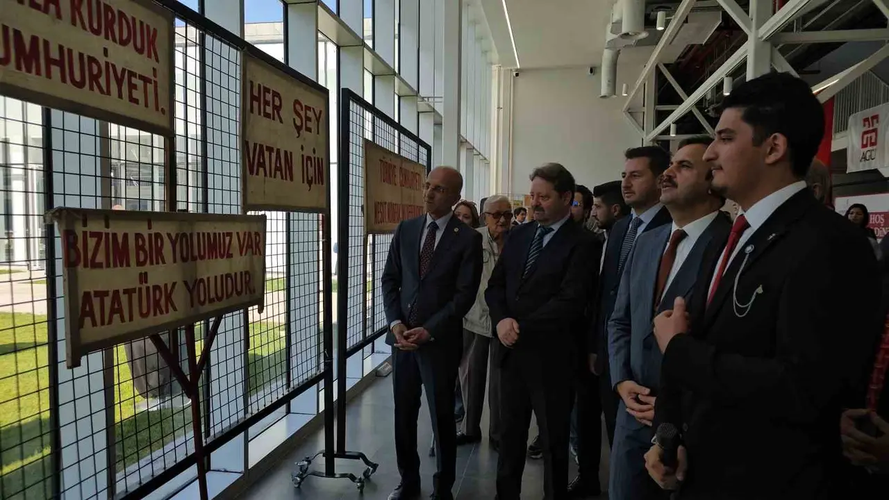 Okuduğu üniversitenin tarihini sergiyle anlattı