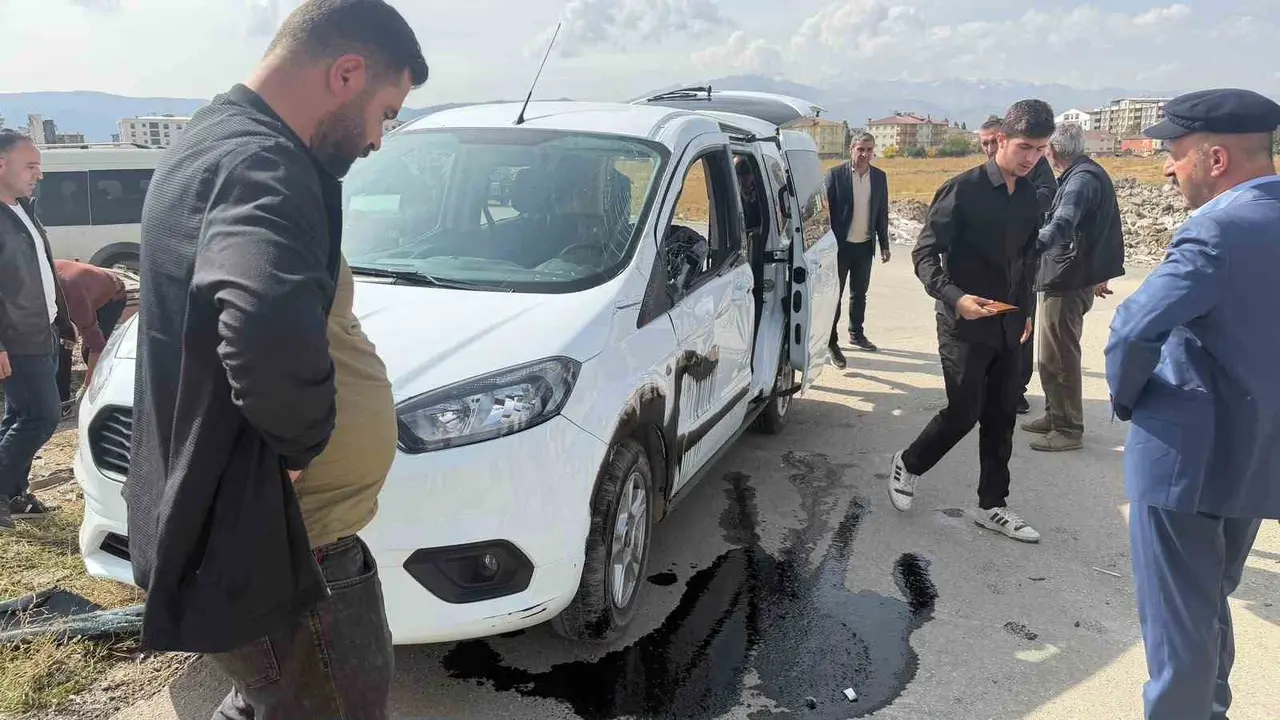 Yüksekova’da kamyonetle hafif ticari araç çarpıştı: 1 yaralı