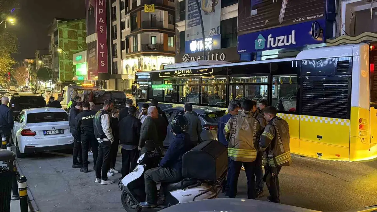 Küçükçekmece’de otomobil minibüse çarptı: 2 yaralı