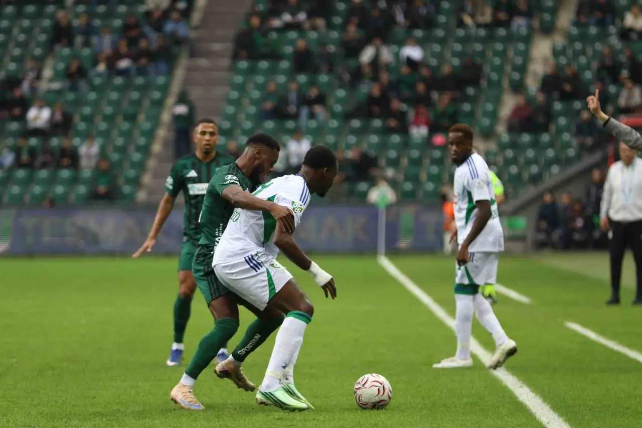 Trendyol Süper Lig: Kocaelispor: 0 - Çaykur Rizespor: 0 (İlk yarı)