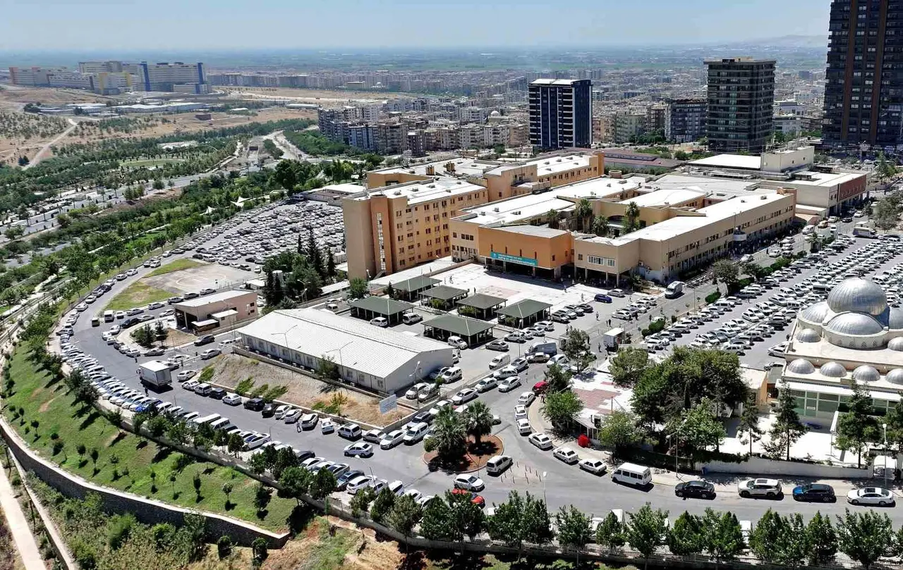 Şanlıurfa’da 60 yaşındaki kadının beynindeki 10 santimetrelik kitle ameliyatla çıkarıldı