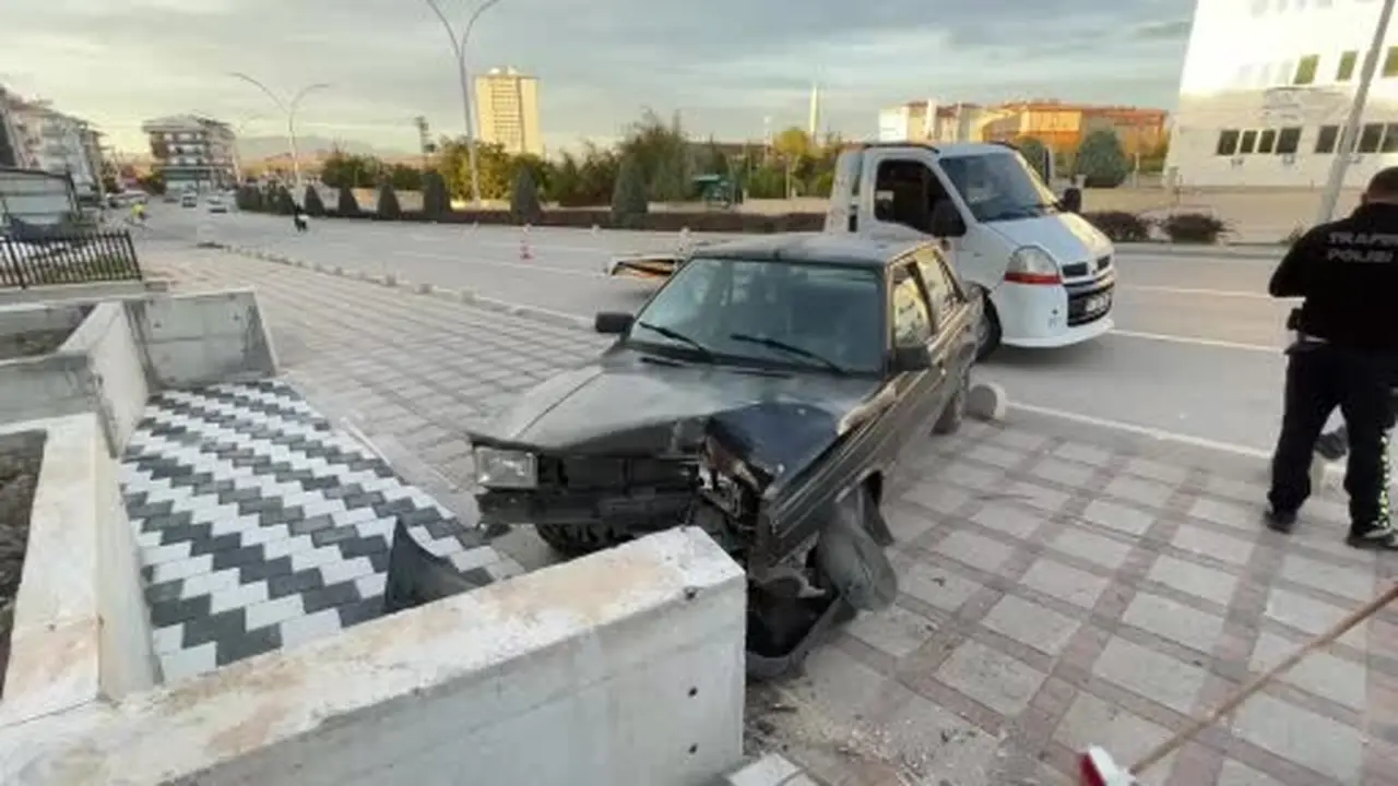 Karaman’da otomobil beton duvara çarptı: 1 yaralı