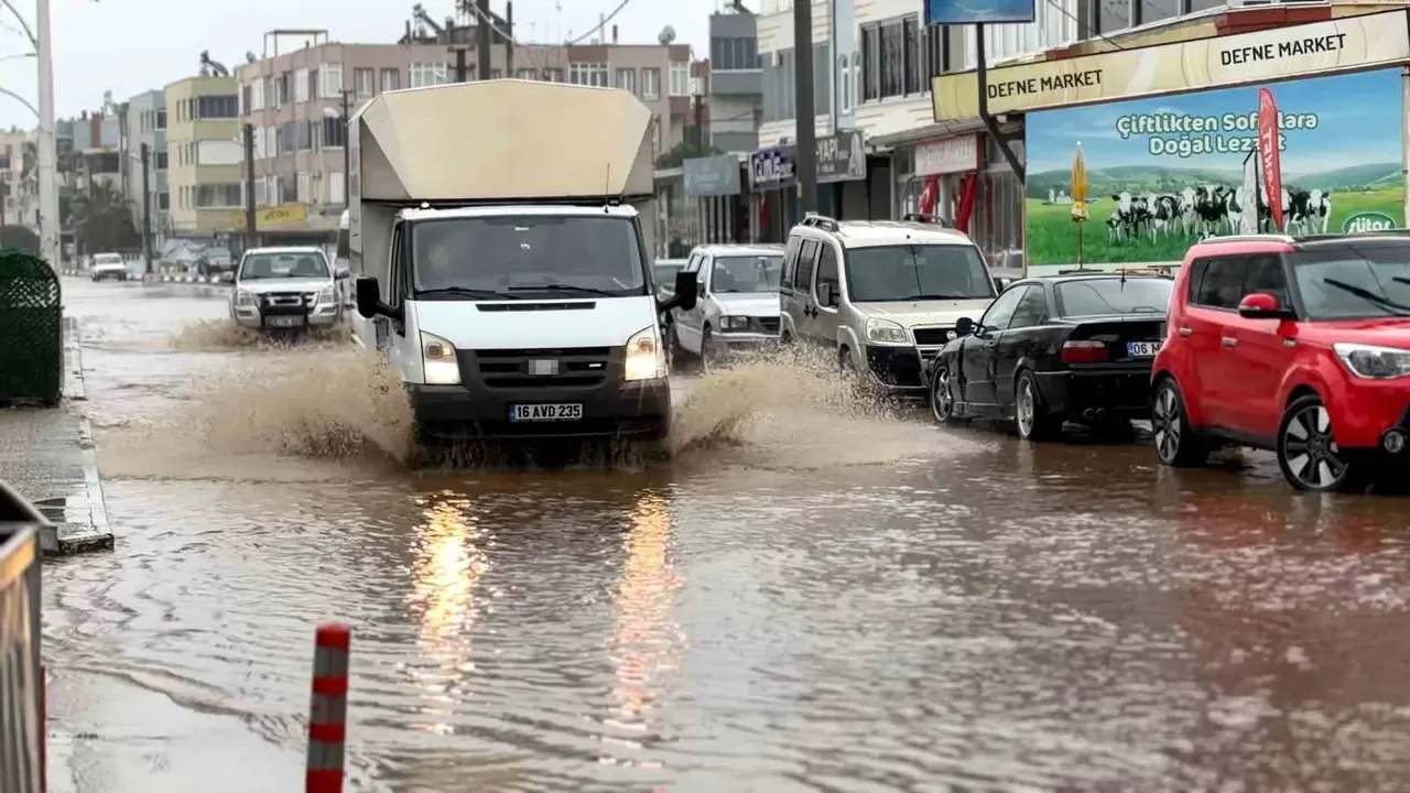 Karacabey’de yollar göle döndü, denize çıkamayanlar evlerinin önünden balık tuttu