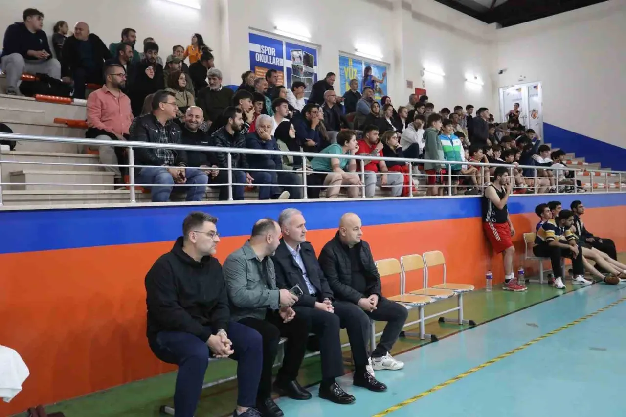 Sokak basketbolunda şampiyonlar kupalarını aldı