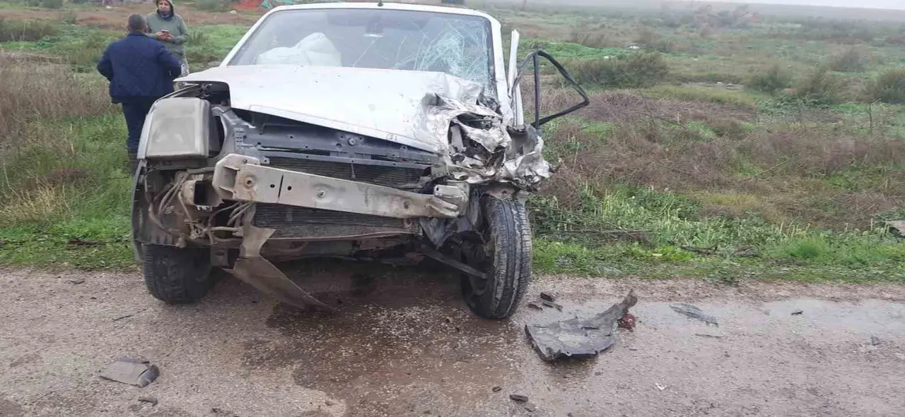 Susurluk’ta işçi servisi ile otomobil kafa kafaya çarpıştı: 10 yaralı