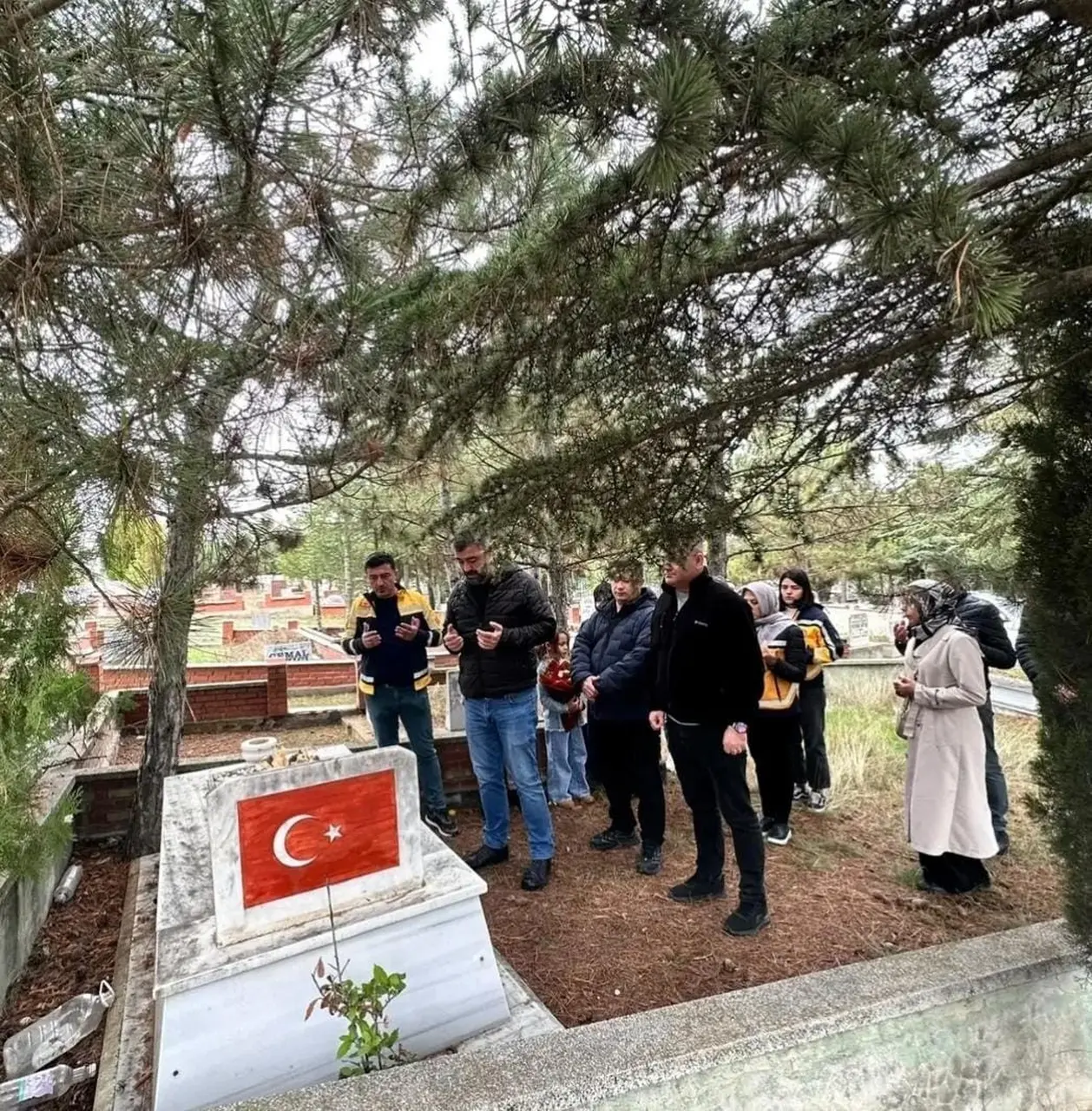 Eskişehir’de görev şehidi sağlık çalışanı kabri başında anıldı