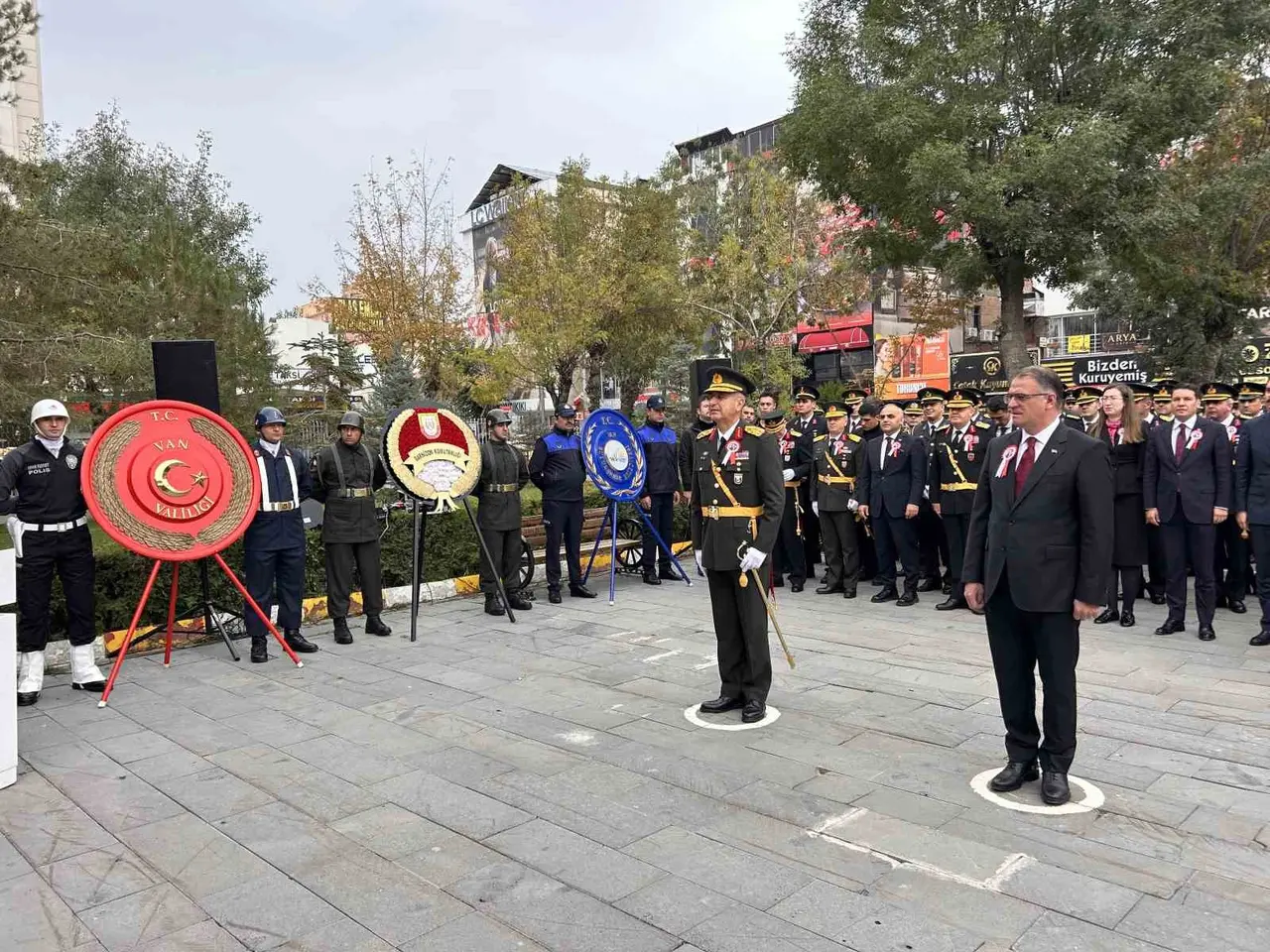 Van’da 29 Ekim Cumhuriyet Bayramı için çelenk sunma töreni düzenlendi