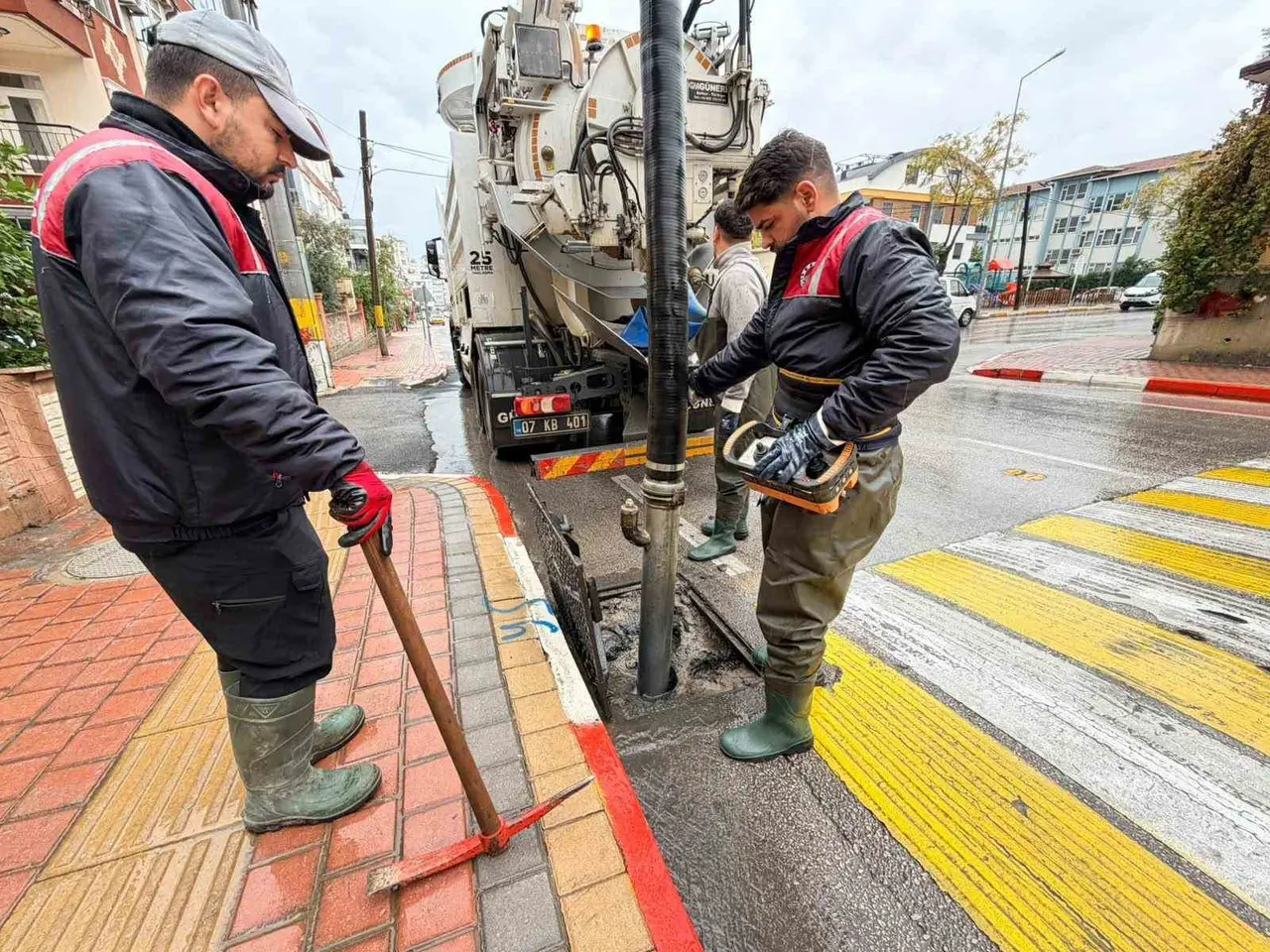 Kepez’de yağışlara karşı 7/24 saha nöbeti