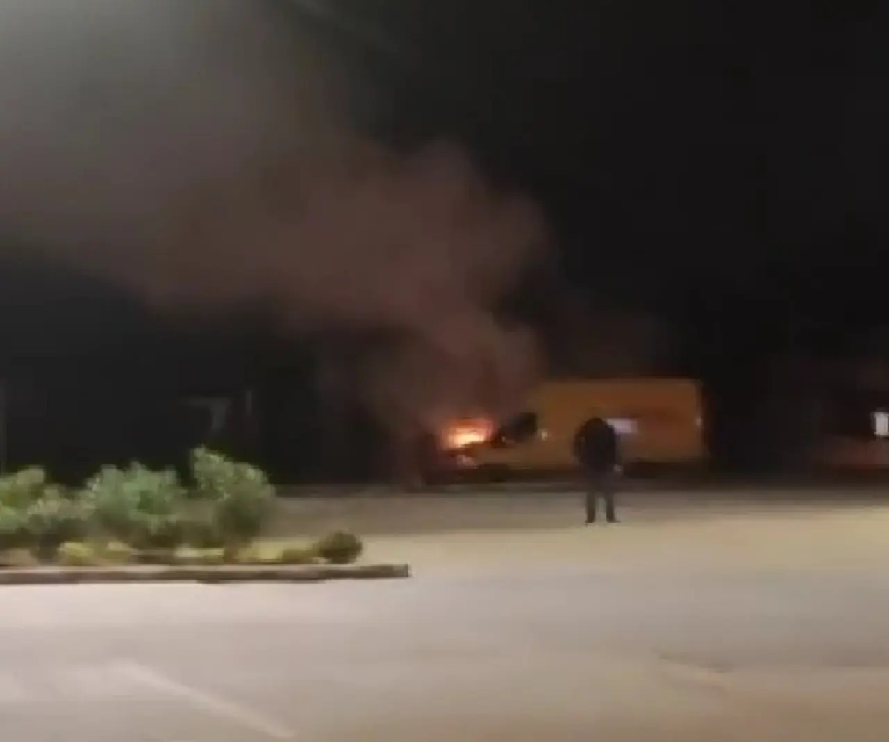 Denizli’de kargo aracı alev aldı