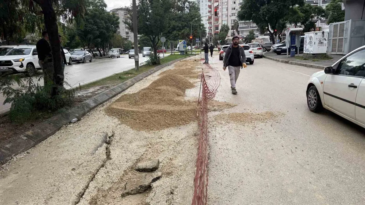 Adana’da şiddetli yağış sonrası yol çöktü