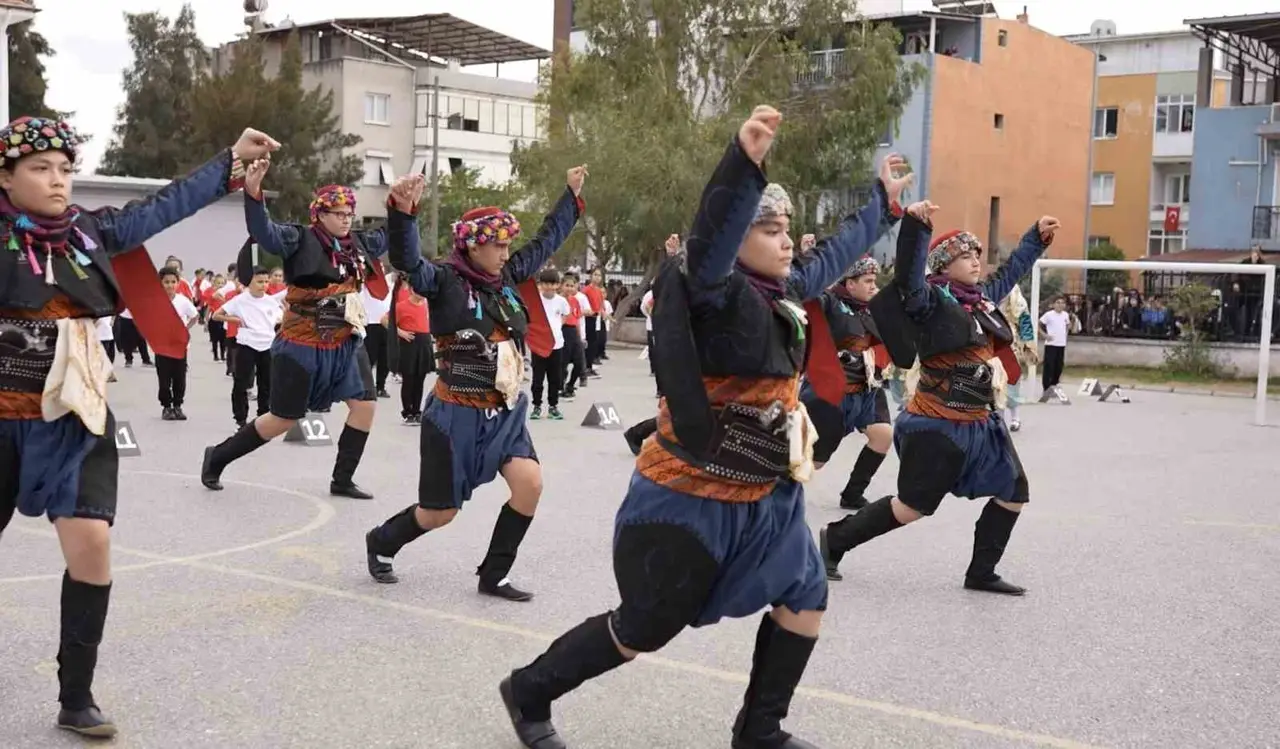 İzmir’de ilkokul öğrencilerinden anlamlı Cumhuriyet kutlaması