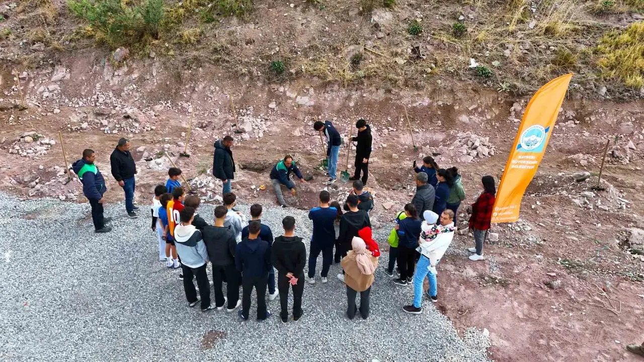 Kayseri Büyükşehir’den yeşil seferberlik: Bin 150 fidan toprakla buluştu