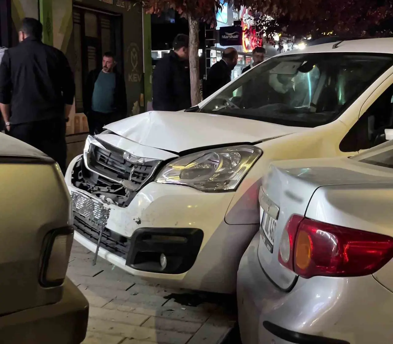 Erzurum’da otomobilin direksiyonu kilitlendi, 3 araç birbirine girdi: 1 yaralı