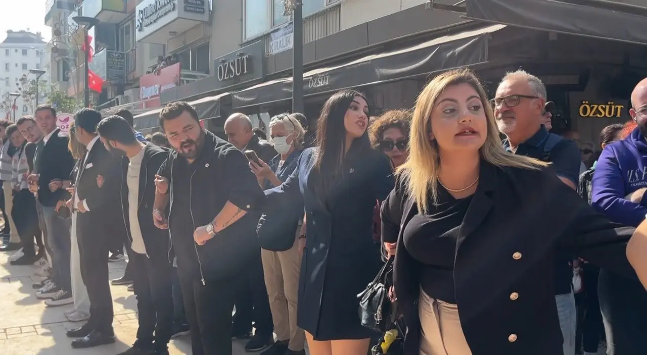 Gazetecilerin eyleminde gazetecilere Yeni Partililerden engel