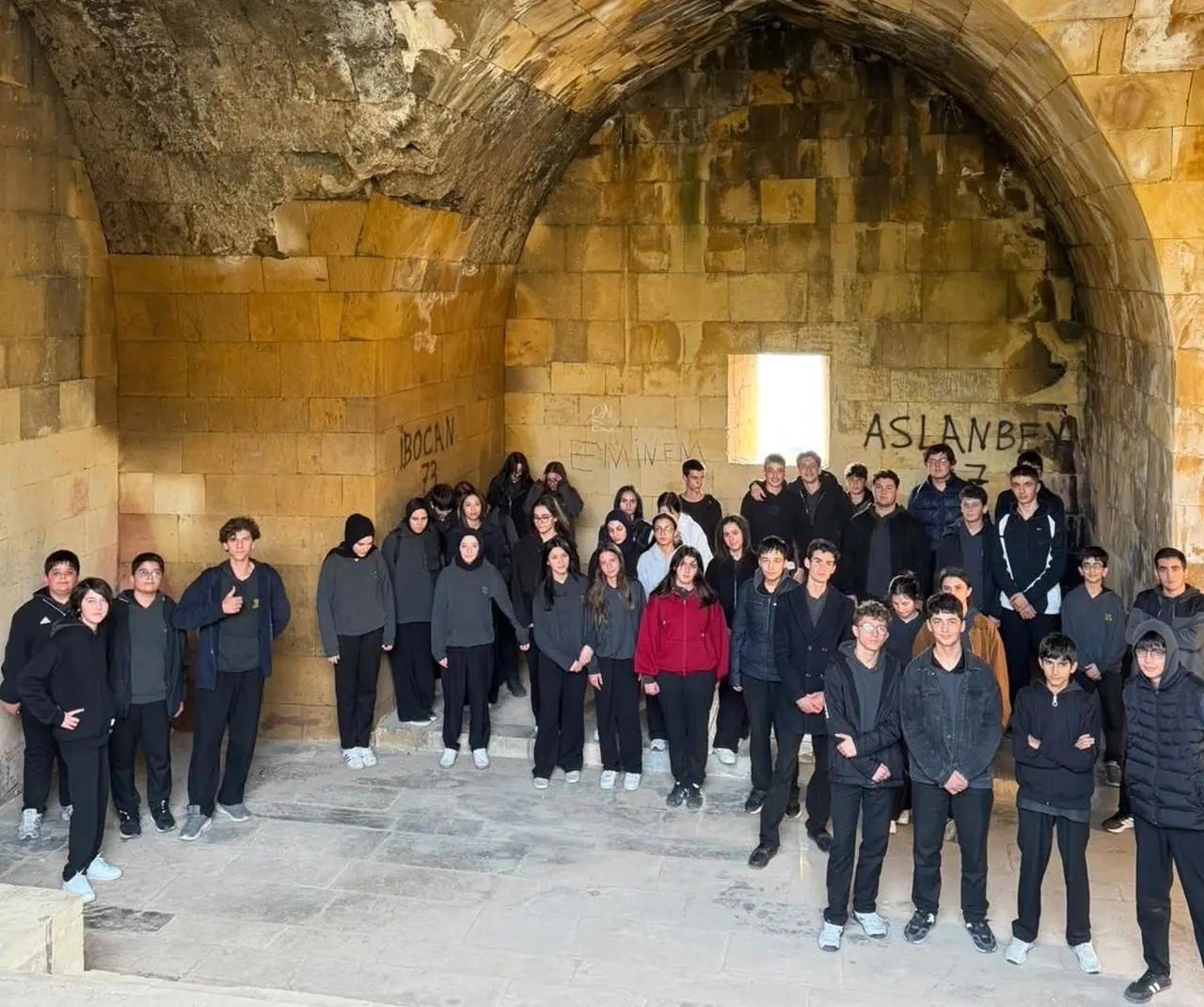 Öğrenciler Bayburt Kalesi’nin çevresini temizledi