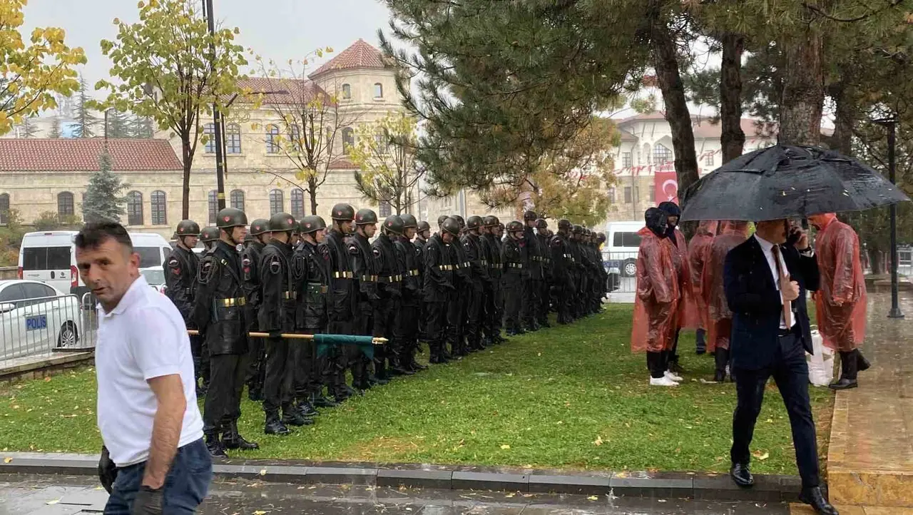 Cumhuriyetin 103. yılında yağmur altında çelenk sunuldu