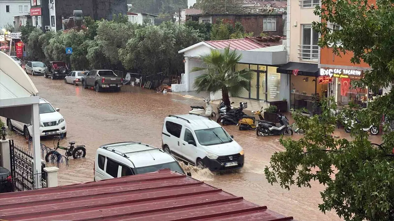 Fethiye’de sağanak etkili oldu, yollar sular altında kaldı