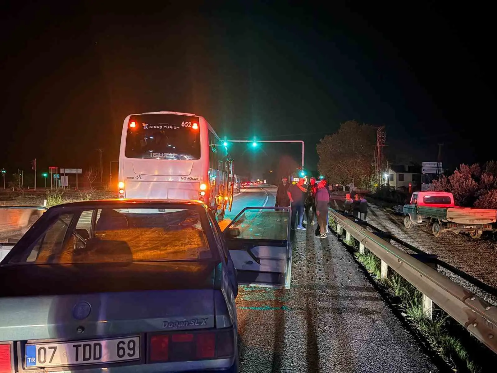 Manavgat’ta ışıkta bekleyen otobüse çarpan otomobilin sürücüsü yaralandı