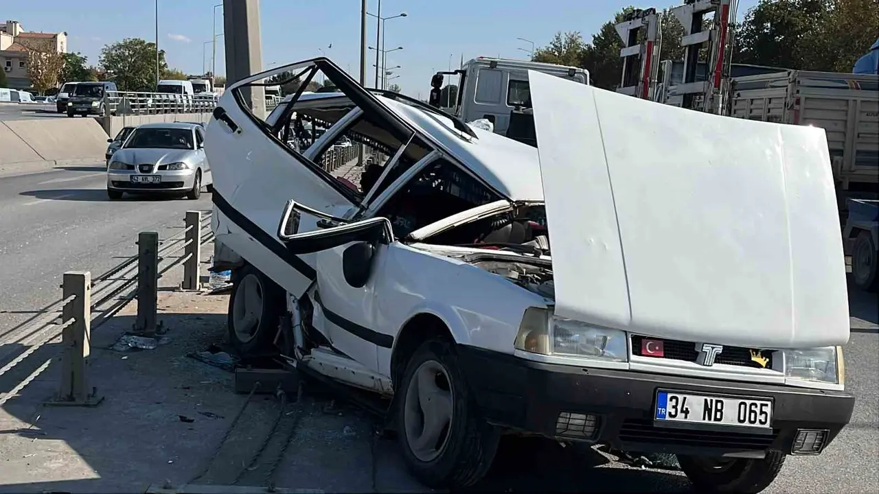 Kontrolden çıkan Tofaş refüje çarptı: 4 yaralı
