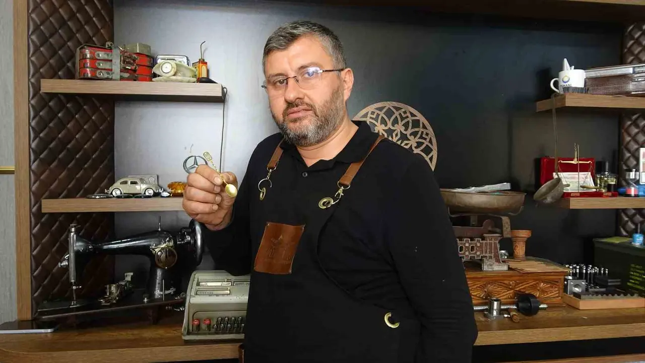 Altından mama kaşığı üretiyor, fiyatı 35 bin TL