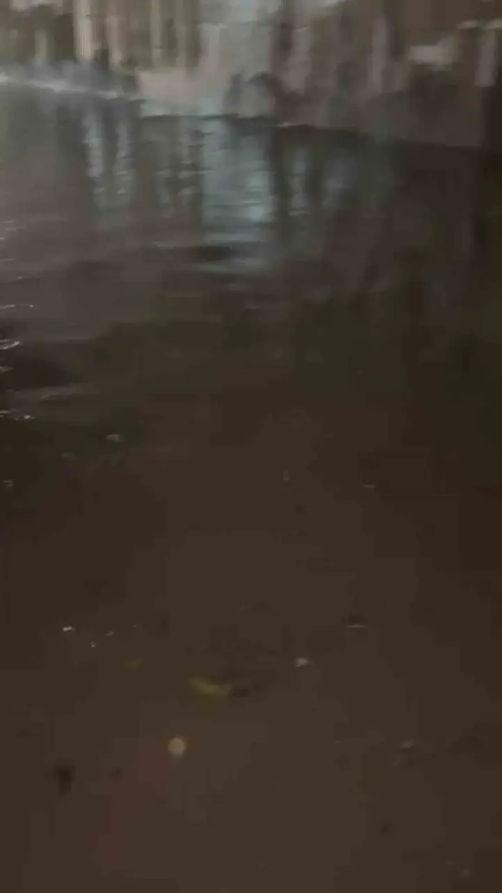 Hatay’da sağanak yağış yolları ve caddeleri göle çevirdi
