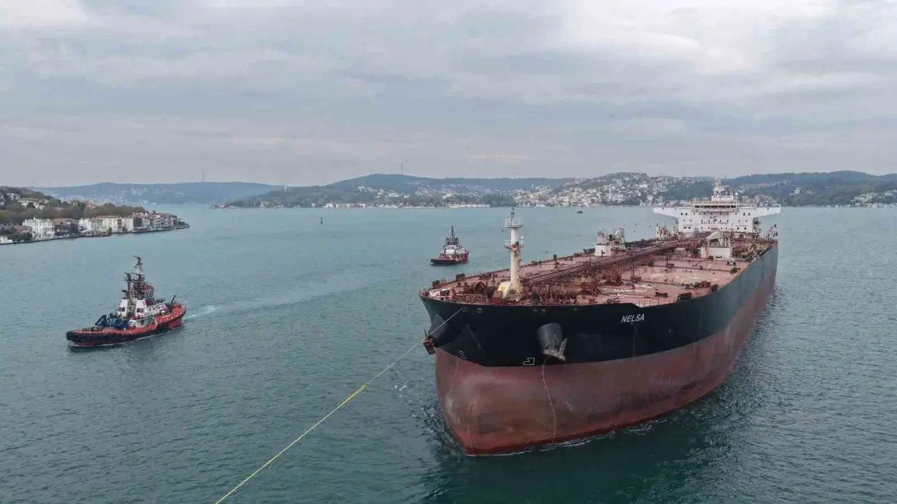 İstanbul Boğazı’nda kritik geçiş: "Nelsa" tankeri nedeniyle gemi trafiği kapatıldı