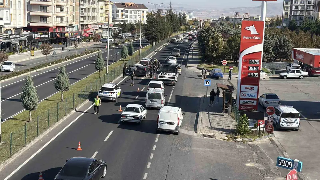 Nevşehir’de KPSS’ye yetişmeye çalışan öğrencilerin de bulunduğu 5 araç kaza yaptı: 2 yaralı