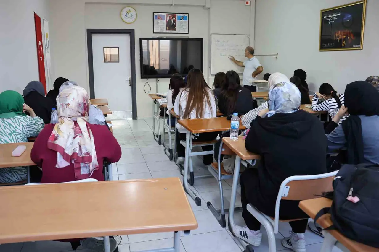 Haliliye’de gençlerin başarı yolculuğuna eğitim desteği