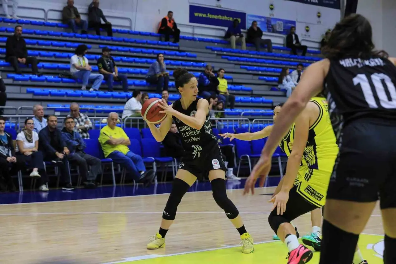 Turgutlu’nun Sultanları deplasmanda kazandı, basketbol takımı Fenerbahçe’ye takıldı