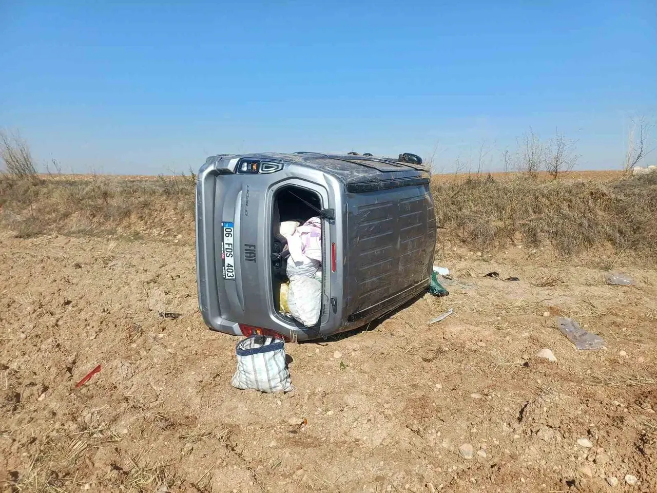 Çorum’da bariyerlere çarpan hafif ticari araç takla attı: 2 yaralı