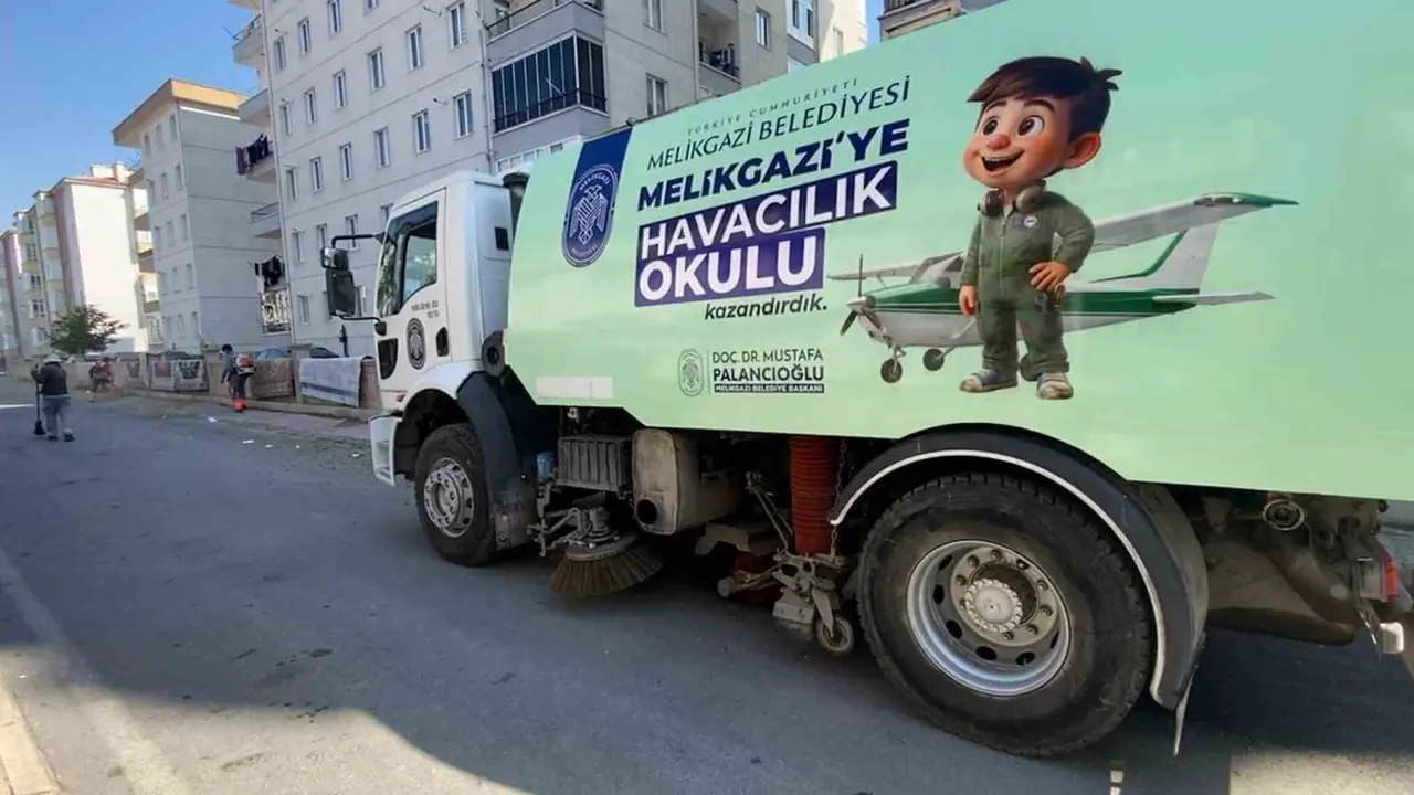 Melikgazi’nin temizlik ekipleri mahallelerde sonbahar temizliğine başladı