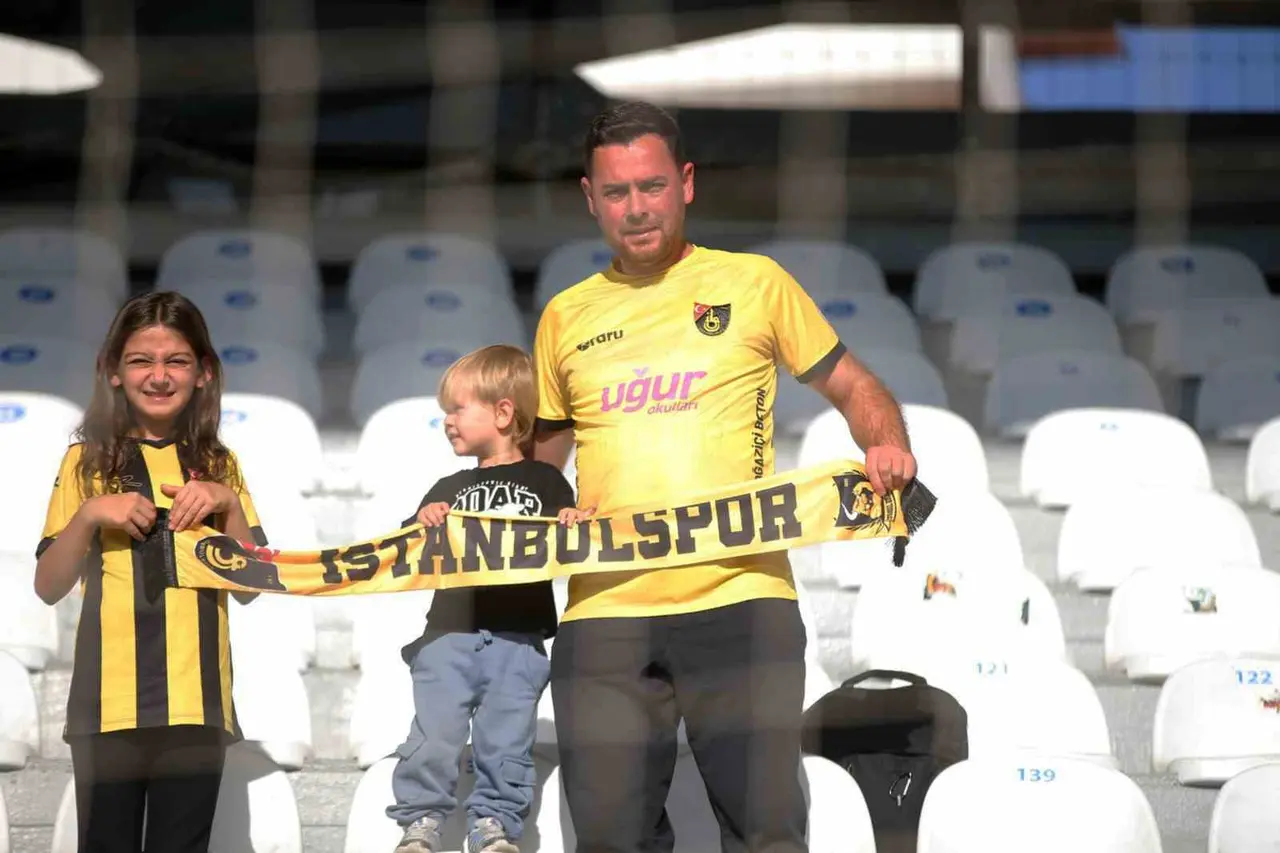 Tribünde tek başına, İstanbulspor aşkı mesafe tanımıyor