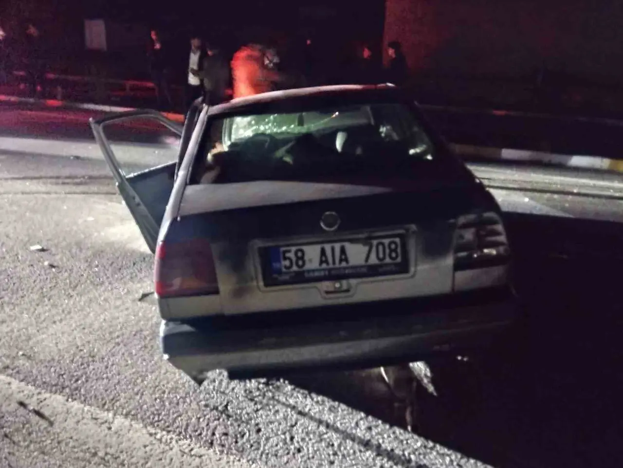 Sivas’ta aydınlatma direğine çarpan otomobilin sürücüsü yaralandı
