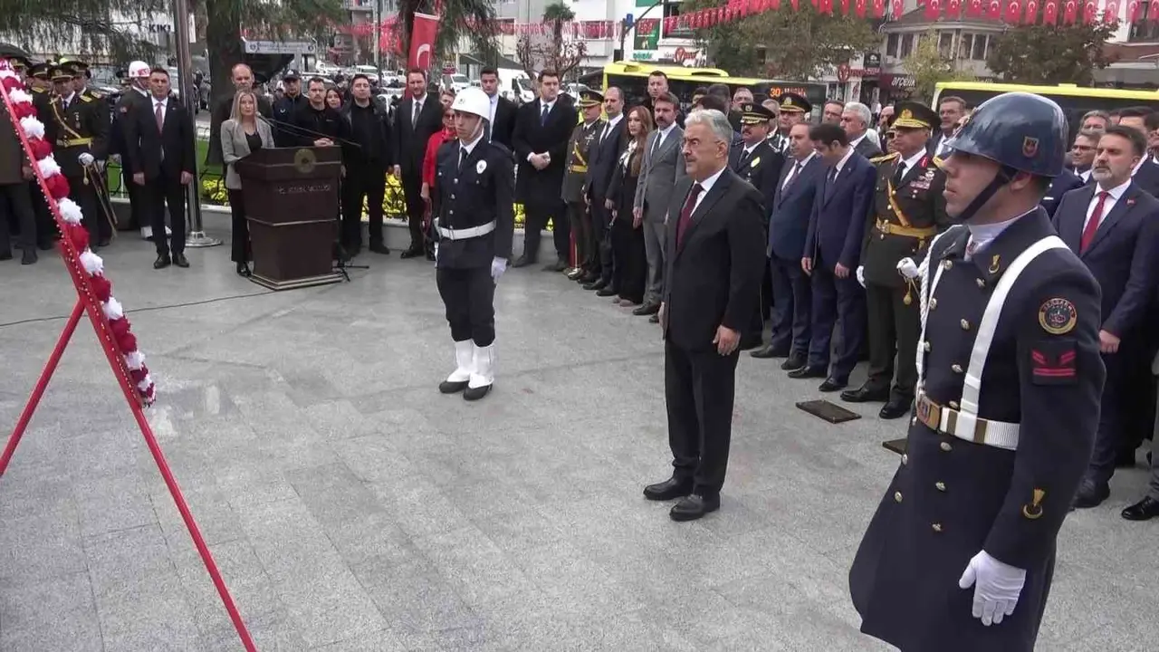 Cumhuriyetin 103. yılında Atatürk Anıtı’na çelenkler sunuldu