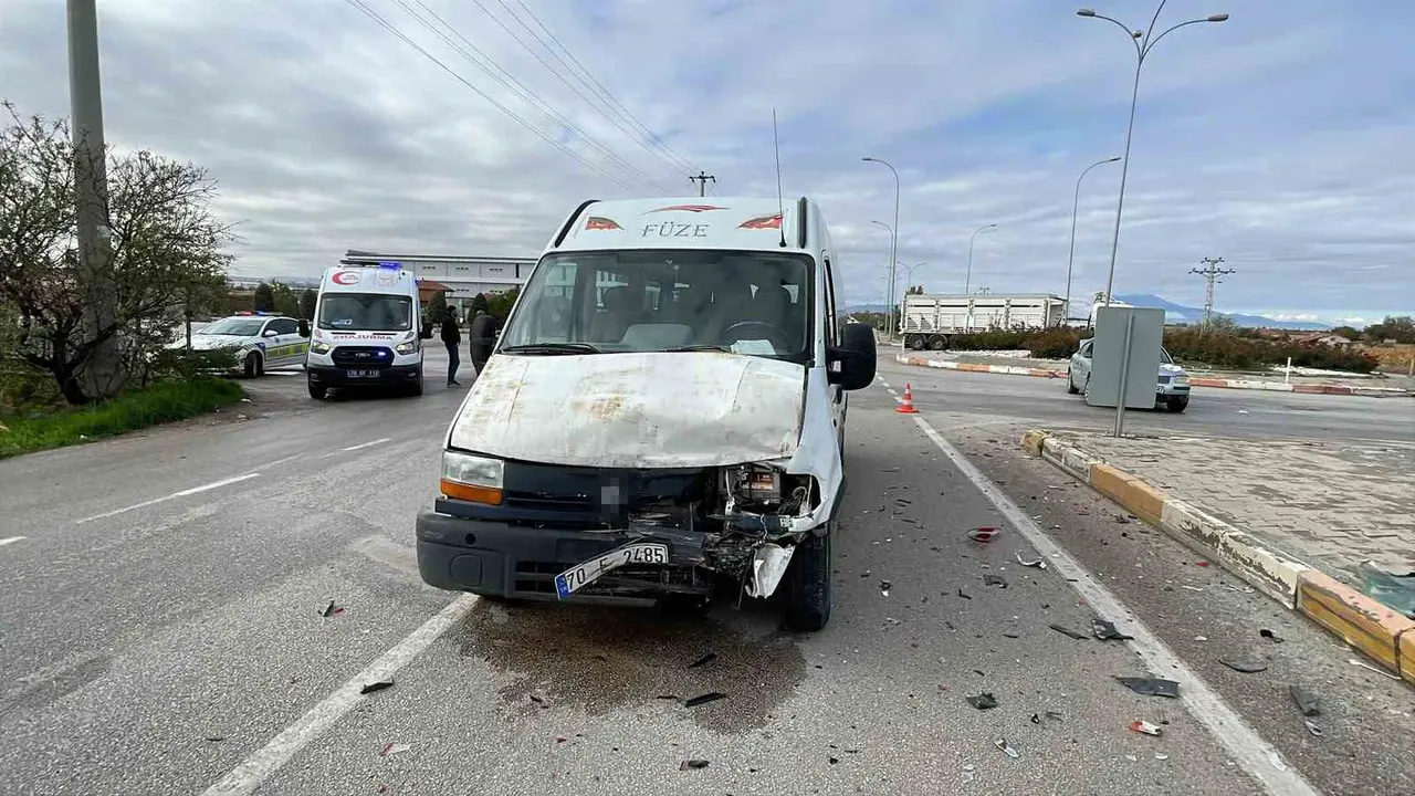 Karaman’da minibüsle otomobil çarpıştı: 1 yaralı