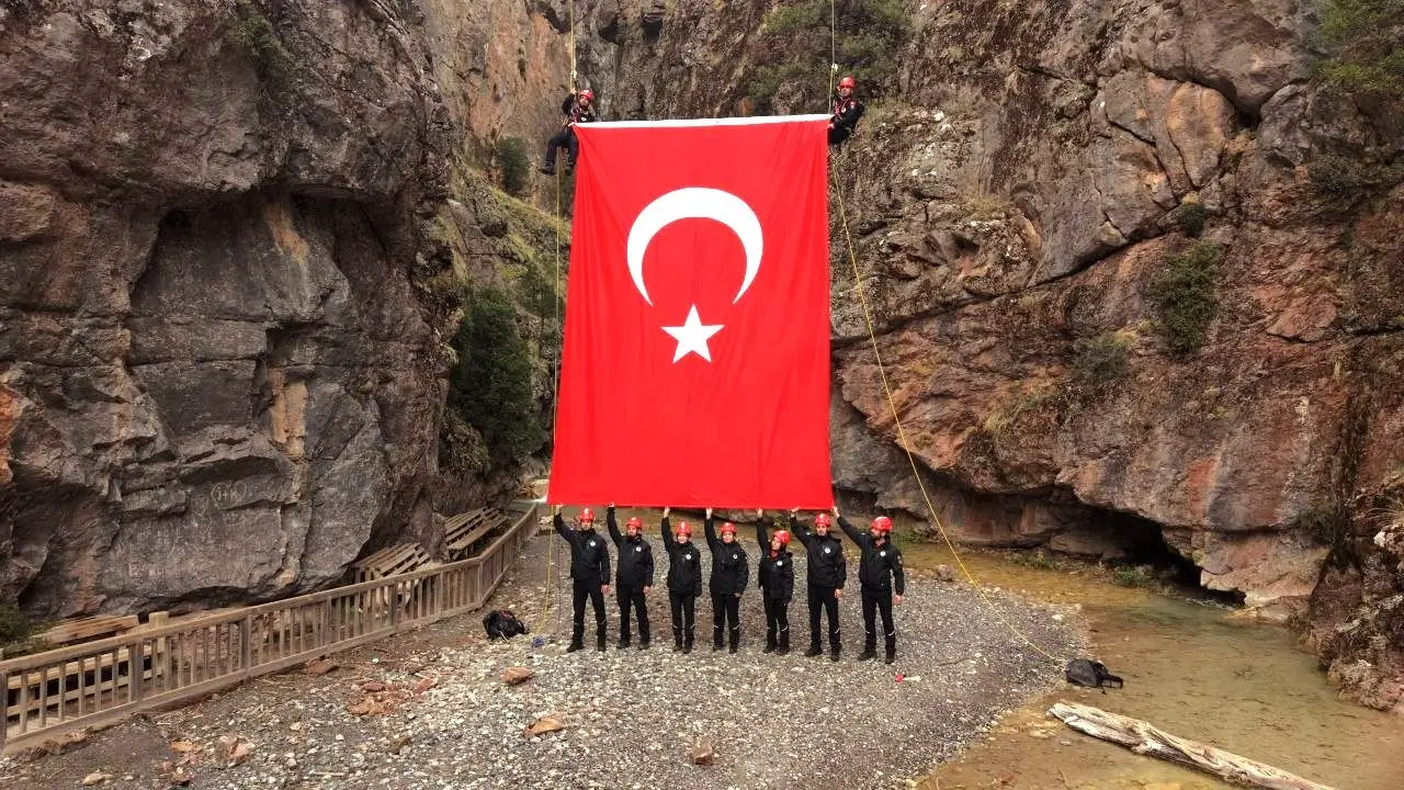 Acıpayam Kanyonunda dev Türk bayrağı dalgalandırıldı