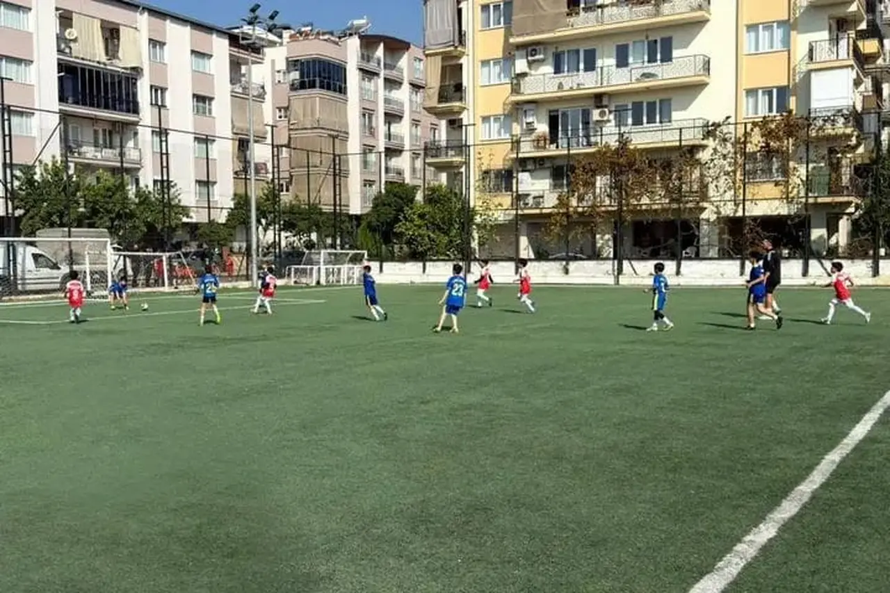 Efeler’de minik sporcular kıyasıya mücadele etti