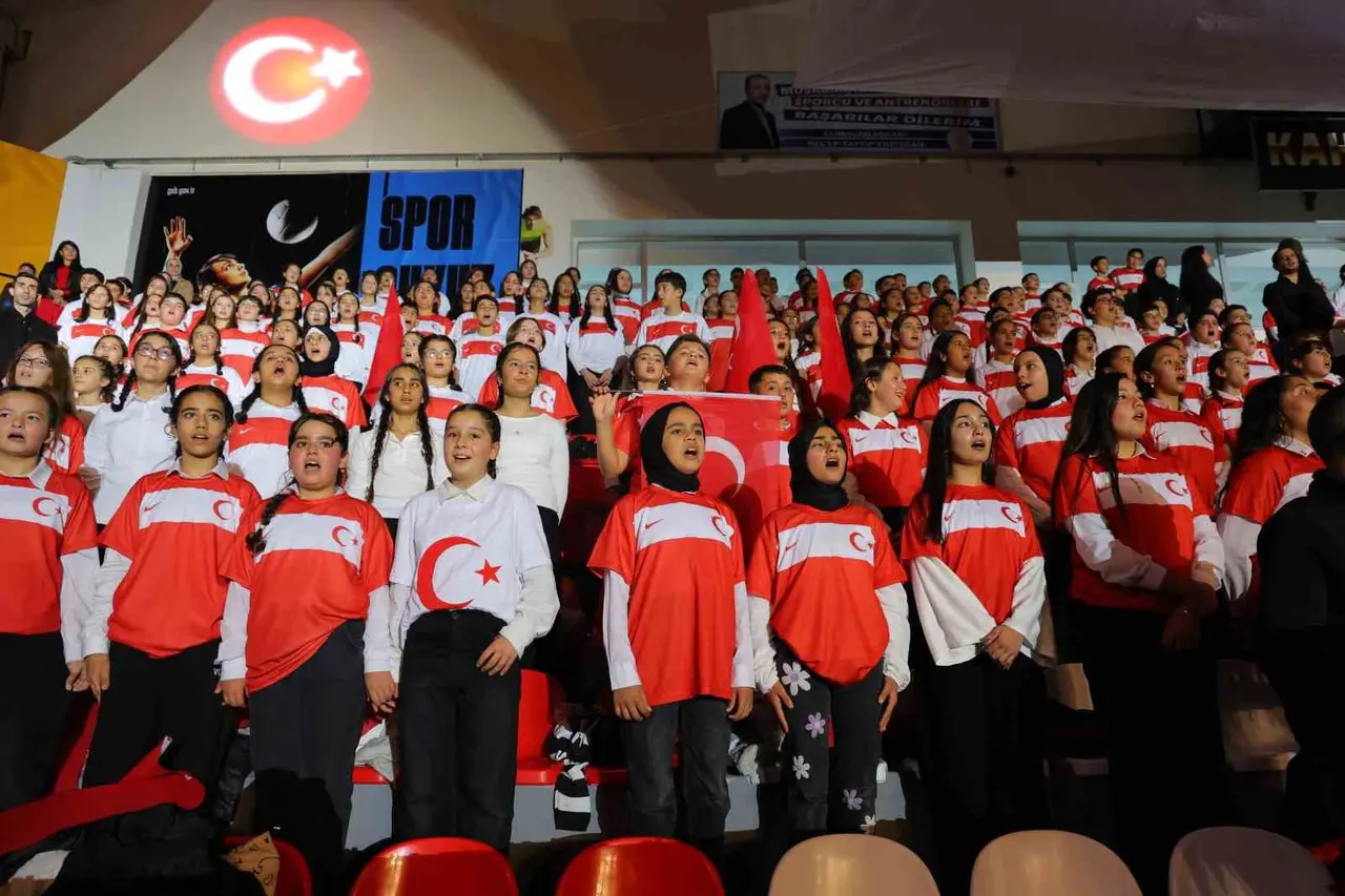 Kahramanmaraş’ta bin 300 öğrenci Cumhuriyet için aynı sahnede buluştu