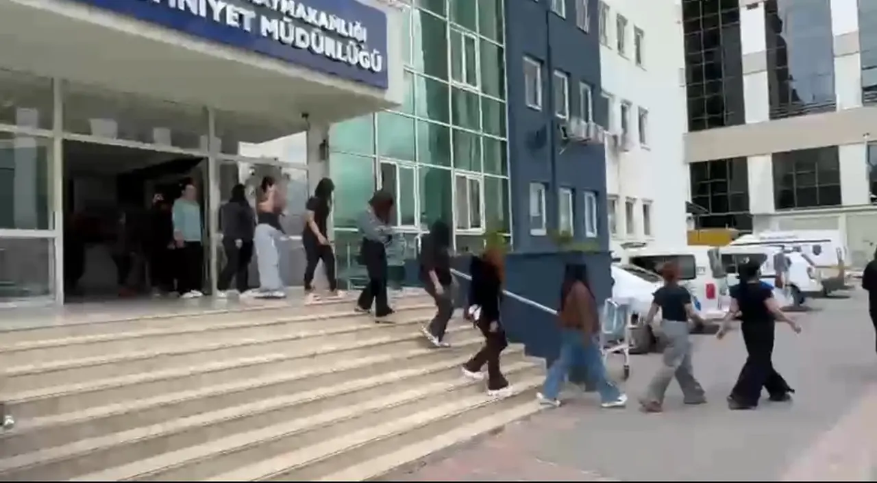 İskenderun’da SPA ve masaj salonlarına denetim: izinsiz çalıştırılan 23 kadın yakalandı