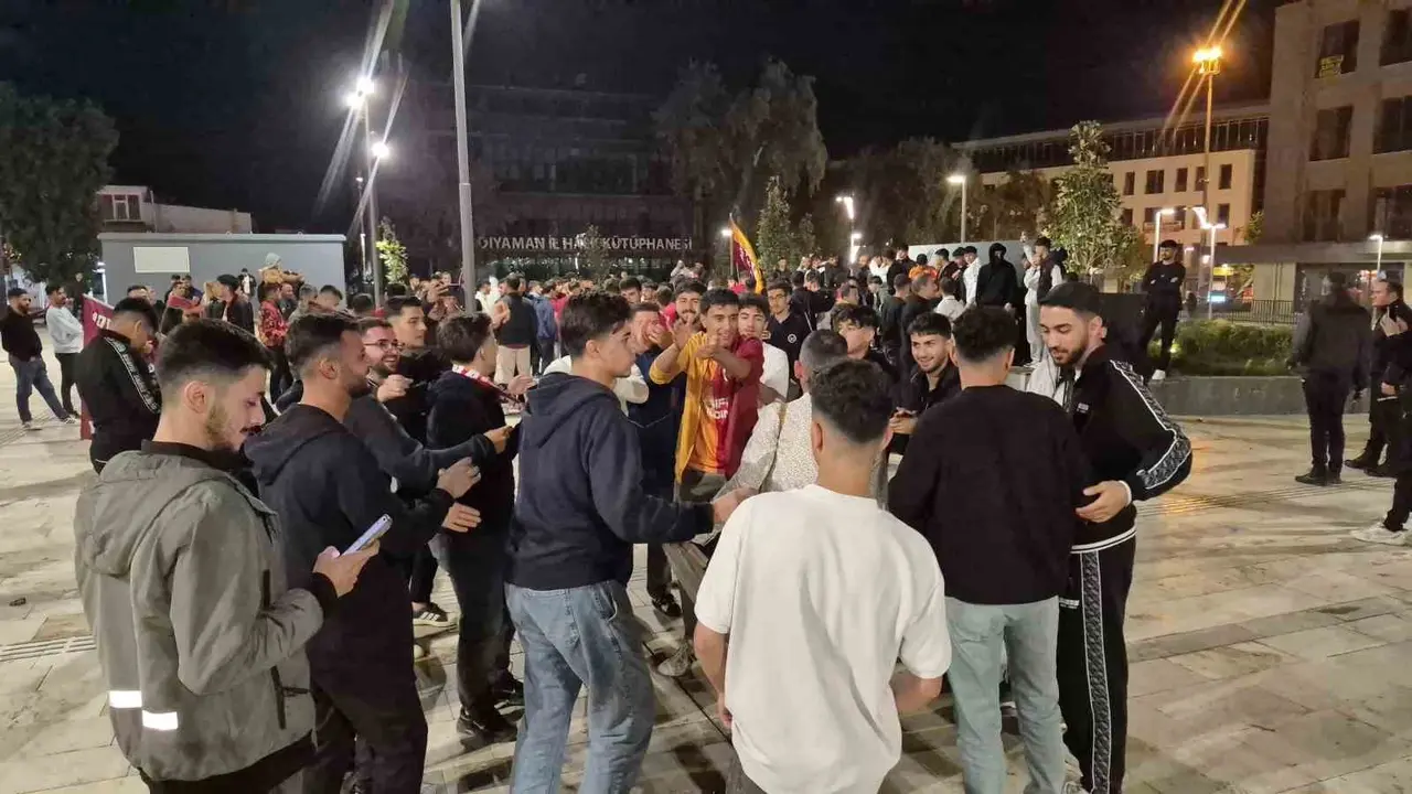 Adıyaman’da Galatasaray taraftarları derbi galibiyetini kutladı