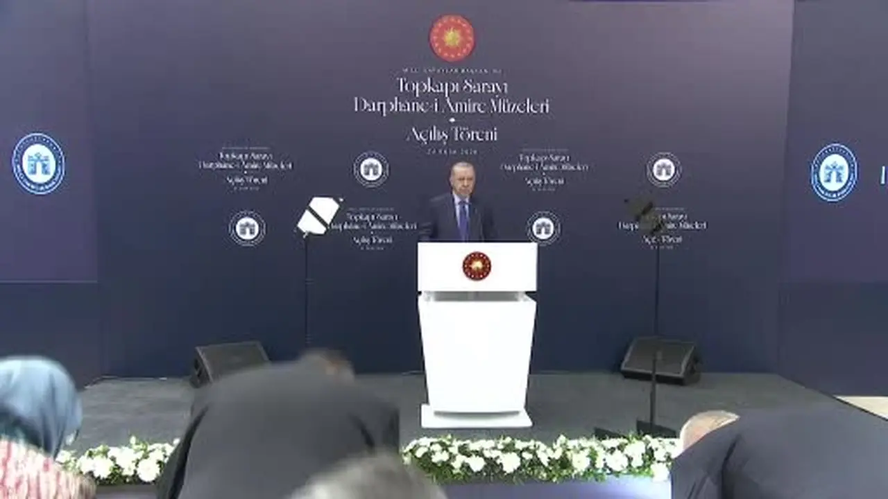Cumhurbaşkanı Erdoğan: "Batılılaşmayı sadece gardıropta arayan, tarihini ve kültürünü inkar etmekte arayan bir kimliksizleştirme siyasetine maruz bırakıldık."