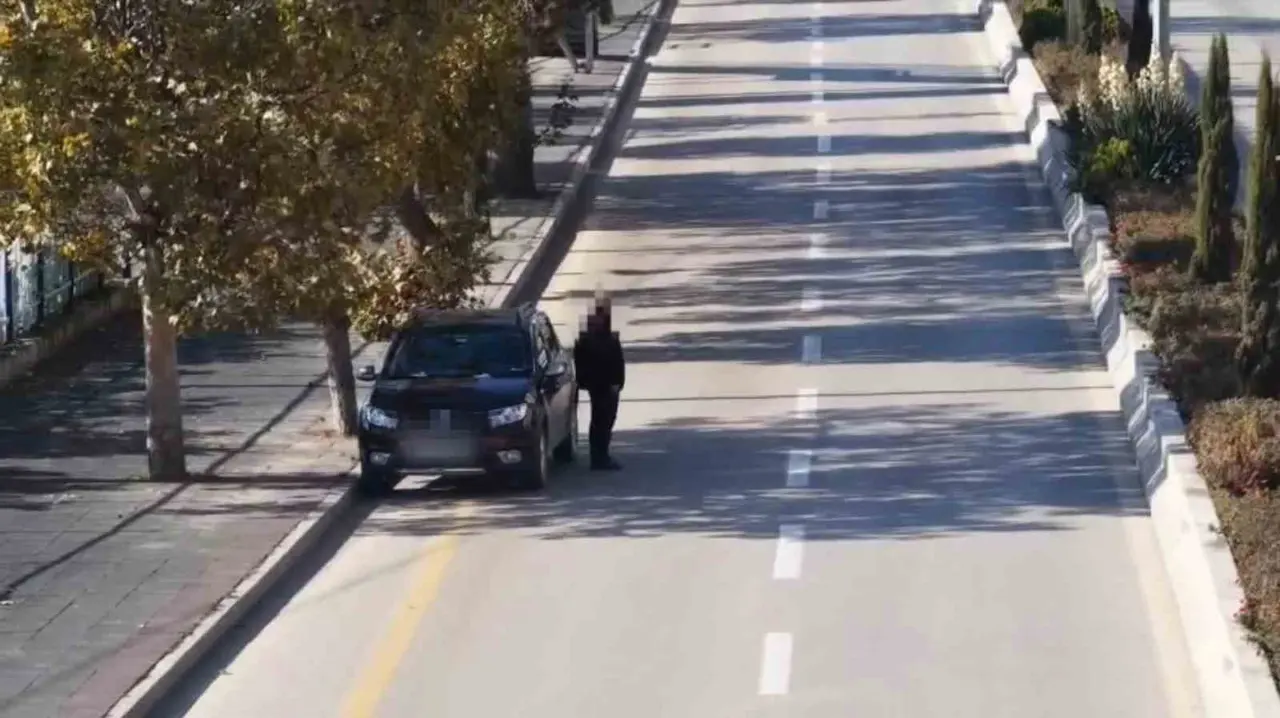Trafik denetimindeki ilginç anlar dron kamerasında: Aracını bırakıp yaya olarak kaçmaya çalıştı
