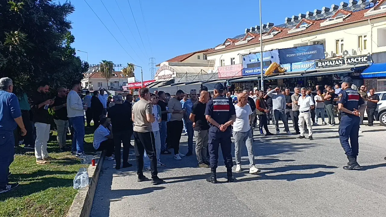 Manavgat’ta esnaf marka avukatlarını protesto için yol kapattı