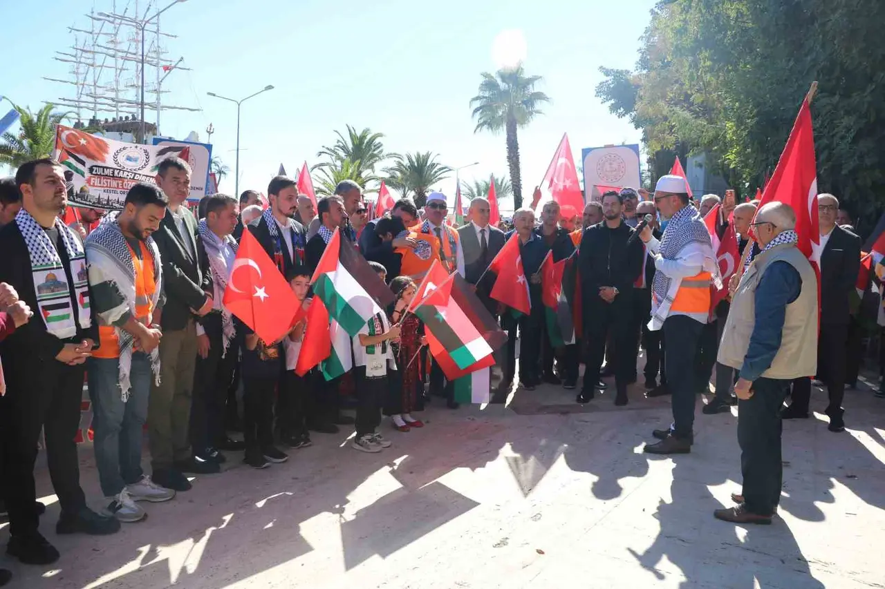 Alanya’da binlerce kişi ’Gazze’ için yürüdü