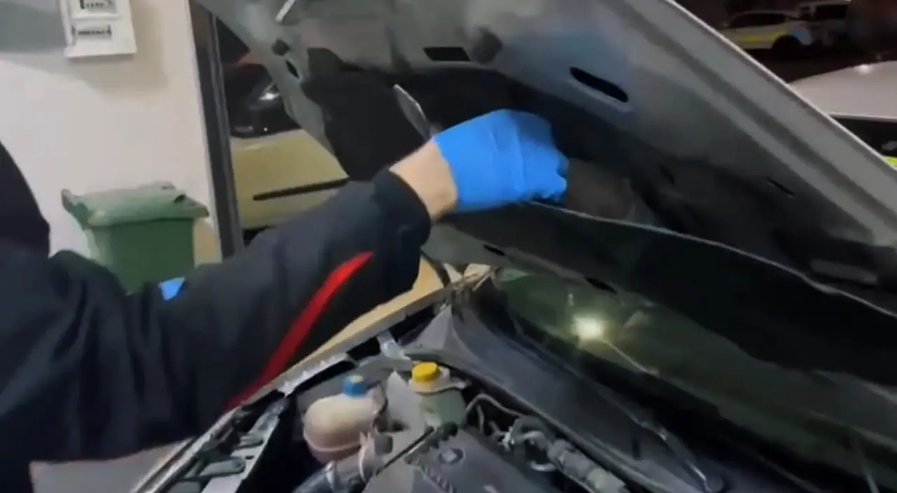 Otomobilin kaputundan uyuşturucu, cüzdandan altınlar çıktı